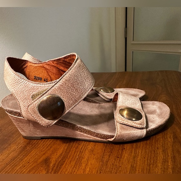 Women’s Taos Carousel wedge sandals size 41 (10) taupe leather - Picture 1 of 4